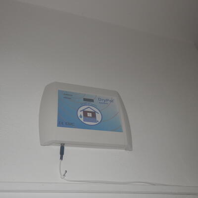 Deumidificazione di un appartamento comunale a Stará Hobzí utilizzando Drypol ed elettroosmosi